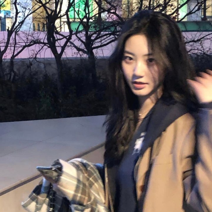 昂首挺胸